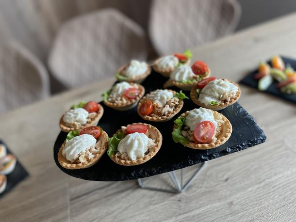 Тарталетка с курицей и соусом блю чиз Тарталетка с курицей и соусом блю чиз