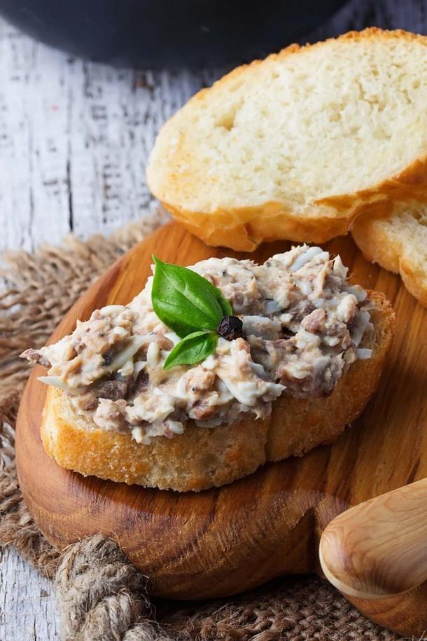 Брускетта с тунцом