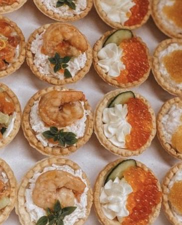 Тарталетка с икрой и сырным муссом