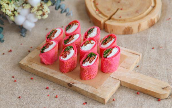 Рулетики из розовых блинов со сливочным кремом и вяленными томатами
