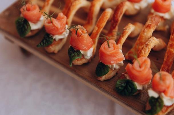 Съедобная ложечка с творожным гуакамоле