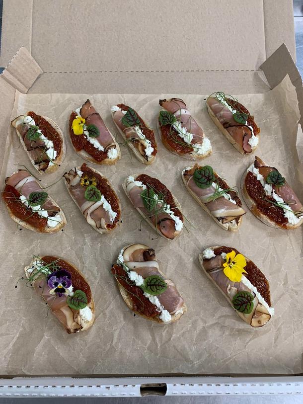 Смалец на ржаном хлебе с вялеными томатами