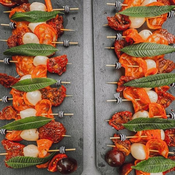 Канапе с Чоризо и вялеными томатами Канапе с Чоризо и вялеными томатами