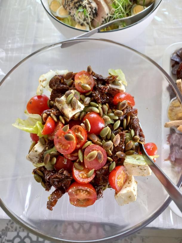 Овощной салат с копчёным сыром и ореховым пестом