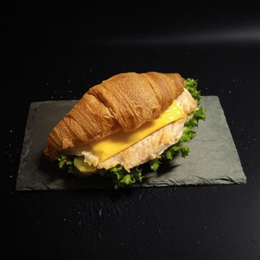 Круассан с запечённым куриным филе Круассан с запечённым куриным филе