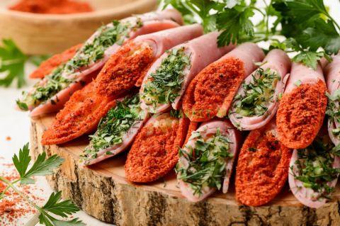 Ветчинные рулетики по-чешски Ветчинные рулетики по-чешски