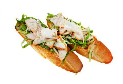 Брускетта с копченой куриной грудкой, листиком салата и соусом Цезарь Брускетта с копченой куриной грудкой, листиком салата и соусом Цезарь