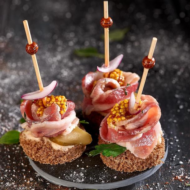 Канапе с салями и корнишоном