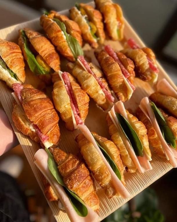 Круассан с запеченной курицей