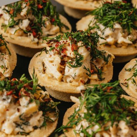 Тарталетка с салатом из курицы и шампиньонов Тарталетка с салатом из курицы и шампиньонов