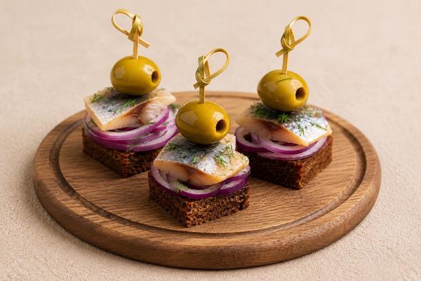 Канапе с селедкой Канапе с селедкой