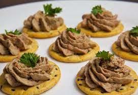 Крекер с куриным паштетом черри и яйцом перепела Крекер с куриным паштетом черри и яйцом перепела