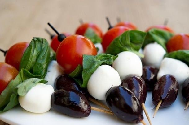 Канапе с маслиной, черри, моцарелла, базилик Канапе с маслиной, черри, моцарелла, базилик