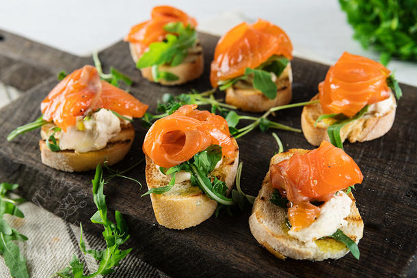 Мини Брускетта с лососем, рукколой, сливочным сыром и соусом Мини Брускетта с лососем, рукколой, сливочным сыром и соусом