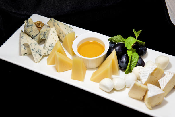 Сырное плато (4 вида сыра, апельсины, грец орехи, мед)