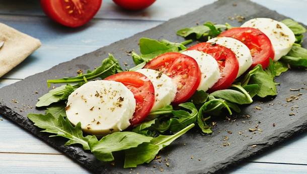 Мини салат Капрезе (томат, моцарела, соус песто) Мини салат Капрезе (томат, моцарела, соус песто)