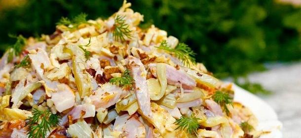 Салат блинный с копченой курицей и яйцом Салат блинный с копченой курицей и яйцом
