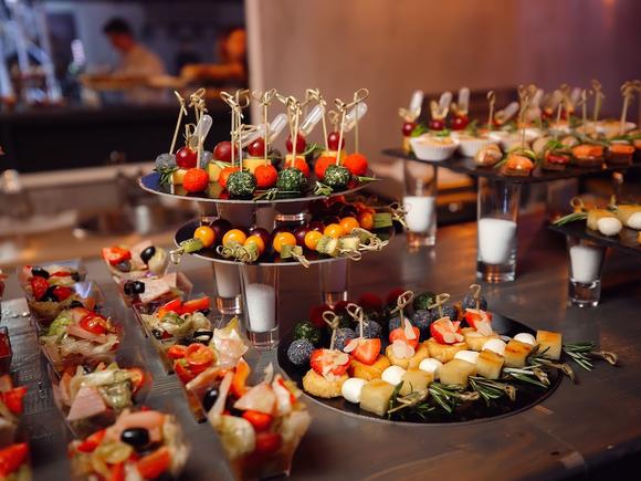 Недорогой фуршет с горячими закусками и обслуживанием на 30 персон в Ярославле