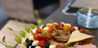 Фуршетный сет "Эконом" с горячими закусками на 10 персон